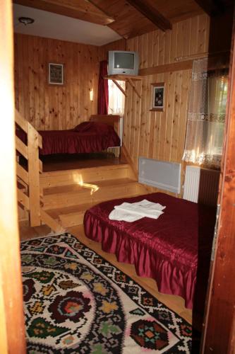 1 king bed, 1 twin bed