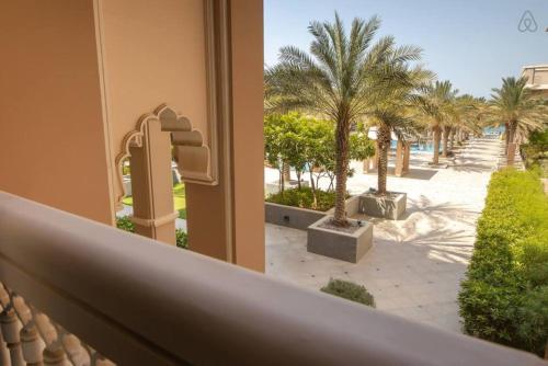 Taj Grandeur Residence, Beach Access - Luton Vacation Homes