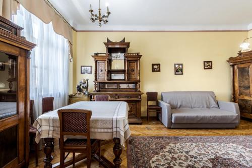One-Bedroom Apartment image 9
