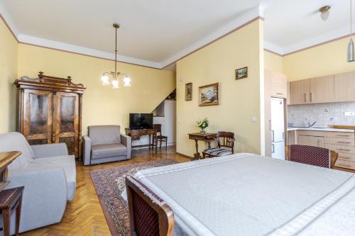 One-Bedroom Apartment image 4