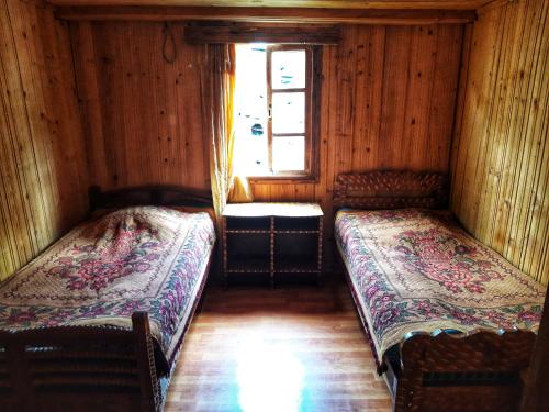2 twin beds