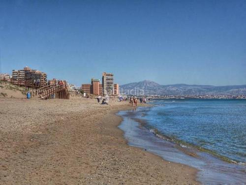 APARTAMENTO CON TERRAZA 50M2，500M A LA PLAYA in Arenales Del Sol
