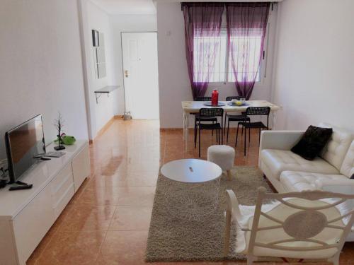 APARTAMENTO CON TERRAZA 50M2，500M A LA PLAYA in Arenales Del Sol