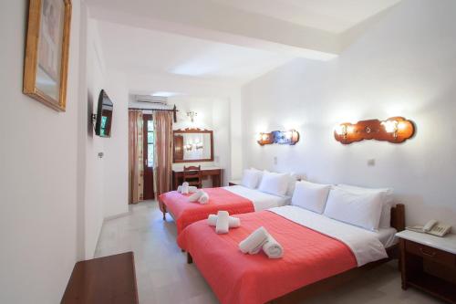 1 queen bed, 1 twin bed