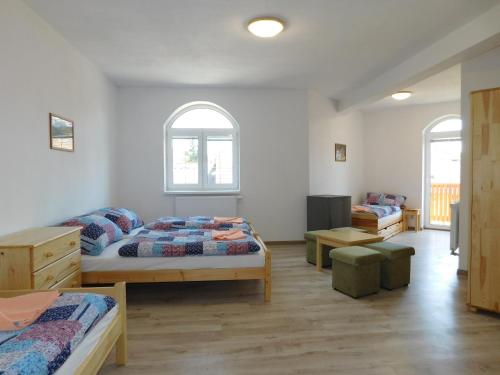 1 double bed, 2 twin beds