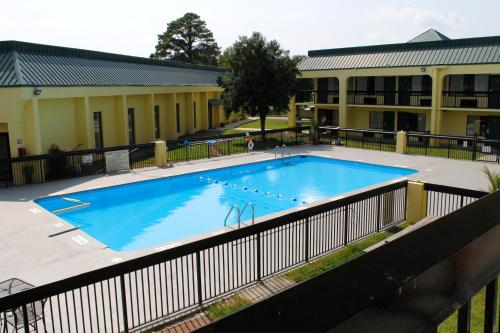 สระว่ายน้ำ, Red Carpet Inn and Suites Kinston NC in คิงส์ตัน (NC)