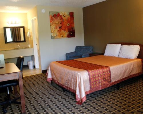 Red Carpet Inn Kinston Room Type - Family Room