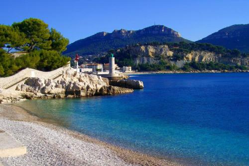 Calanque - Tap to explore photos