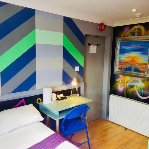 room detail thumbnail 2