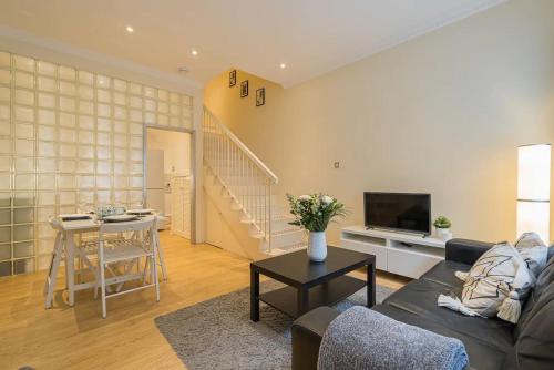 2BR Grassmarket Apartment with Castle View, Edynburg