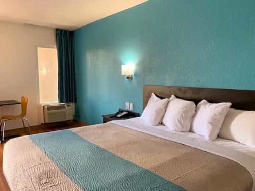 Motel 6-Lexington, KY - Airport Stop at Quality Inn Northwest to discover the wonders of Lexington (KY). Offering a variety of facilities and services, the property provides all you need for a good nights sleep. To be found at the 