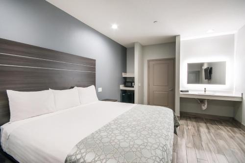 Americas Best Value Inn & Suites Northeast Houston I-610 - image 2