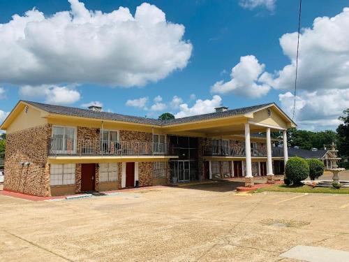 Coachman's Inn - image 3