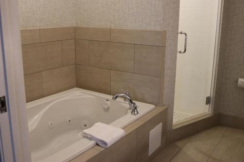 King Room with Whirlpool Tub - Non-Smoking