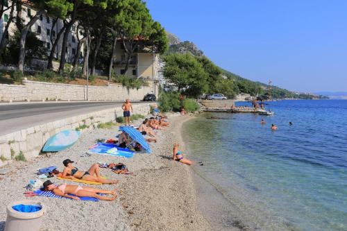 Apartments by the sea Omis - 15485 - image 8