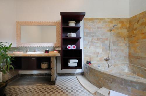 room detail thumbnail 2