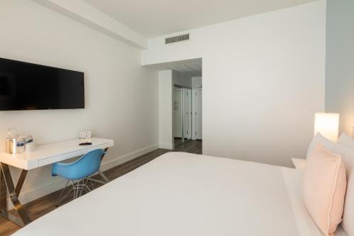 Deluxe King Room image 7