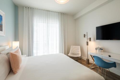 Deluxe King Room image 8