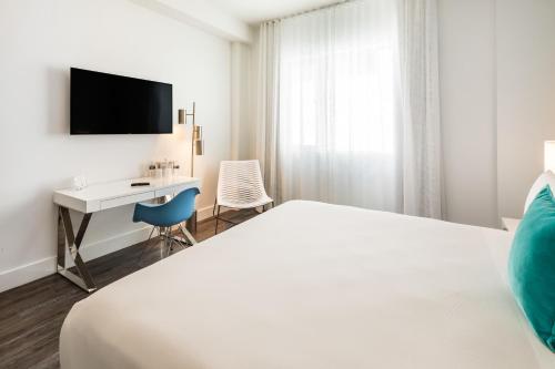 Deluxe King Room image 6