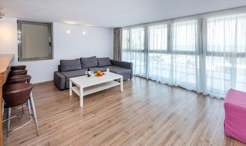 Triton Boutique Hotel - image 13