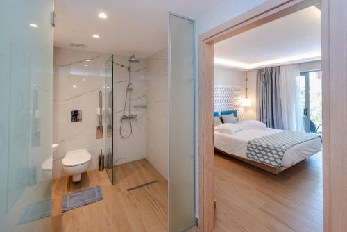 Quadruple Room image 8