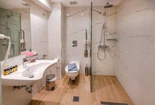 Quadruple Room image 2