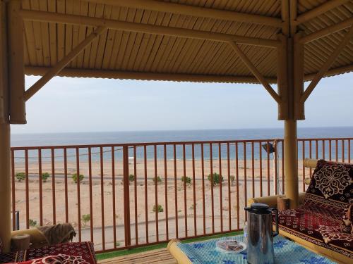 Alshumukh guesthouse in Tiwi