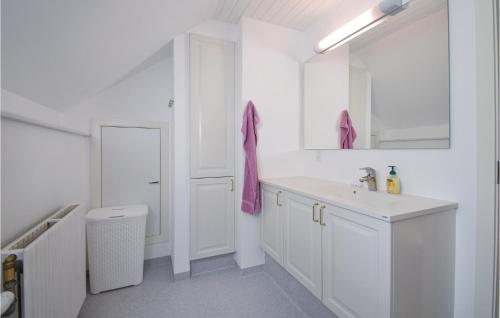  Nice Home In Randbl With 5 Bedrooms And Wifi in Randbøl