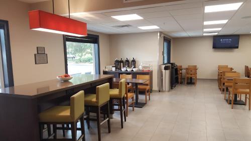 Country Inn & Suites by Radisson, Savannah Midtown, GA