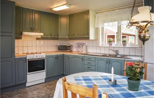virtuve, 2 Bedroom Beach Front Home In Listerby in Fallo