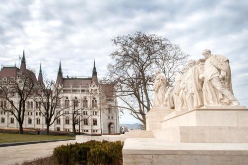 ATLANTA apartment is in the heart of Budapest - image 11
