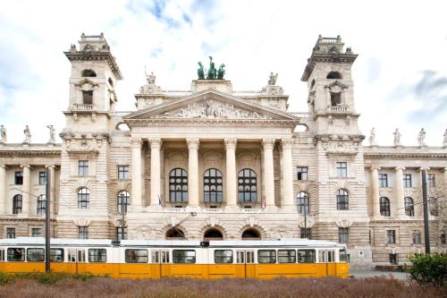 ATLANTA apartment is in the heart of Budapest - image 2