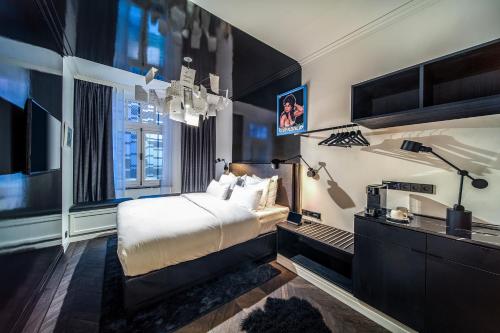 Deluxe Queen Room image 4