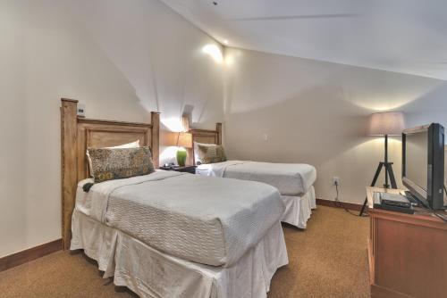 Superior Ski In Ski out Top floor Penthouse Pool Hot Tubs Conde Nast Forbes Award Winner C411 - image 5