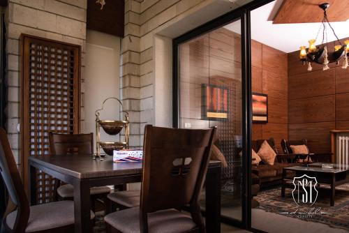 2 bedrooms, 5 beds