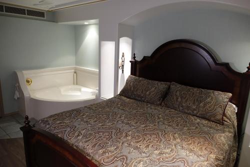 1 king bed, 1 sofa bed