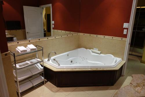 King Room with Fireplace & Spa Bath