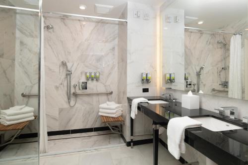 Bathroom, Staypineapple, An Elegant Hotel, Union Square in San Francisco (CA)