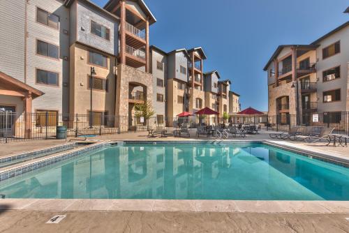 Silverado Lodge Two Queen Hotel Room by Canyons Village Rentals - image 3