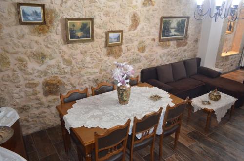 Mpampis Guesthouse