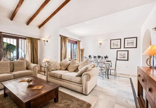 Cabopino Villa Sleeps 6 Pool Air Con WiFi gîte à louer Cabopino Golf Marbella