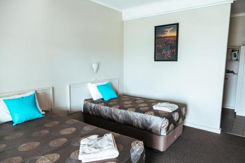 2 twin beds