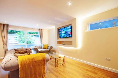 Luxury 3 Bed City-centre House + Free Parking On Drive In Private Park Est., , Nottinghamshire
