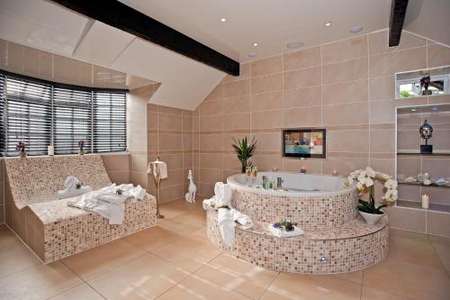 217098784 Windermere Boutique Hotel Spa Suites & Hot Tubs
