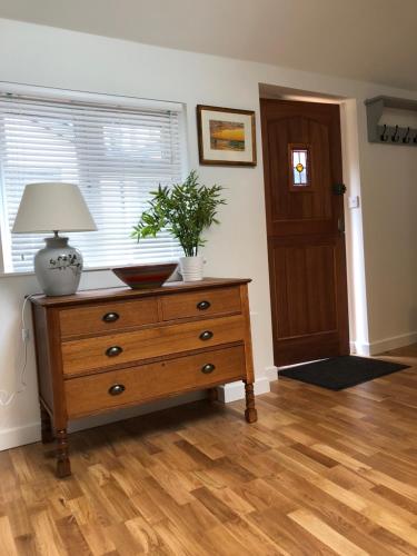 Shared lounge/TV area, The Little Barn - Self Catering Holiday Accommodation in Hindhead