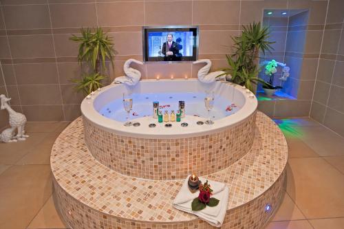 217104334 Windermere Boutique Hotel Spa Suites & Hot Tubs