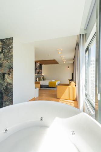 room detail thumbnail 2