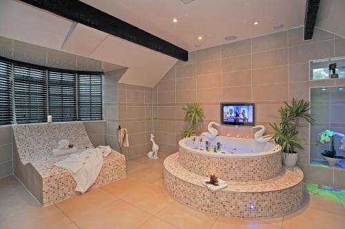 217107072 Windermere Boutique Hotel Spa Suites & Hot Tubs