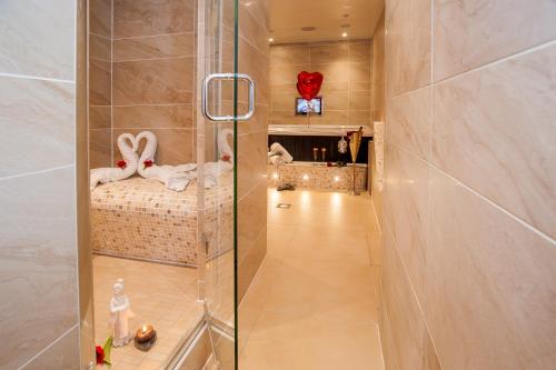 217107376 Windermere Boutique Hotel Spa Suites & Hot Tubs