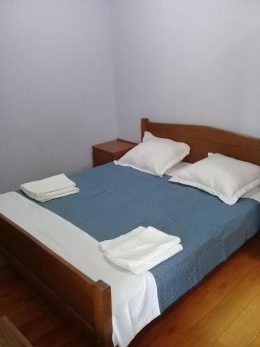 3 twin beds